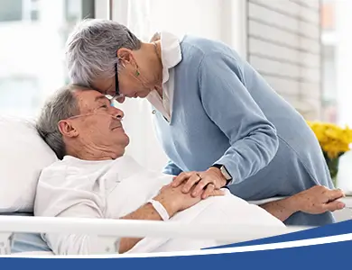 cuidador brindando apoyo a un paciente en cama
